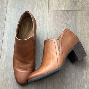 Aetrex Delaney Leather Bootie. In Cognac. Size 7.5-8 US